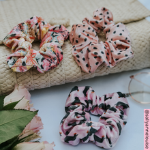 Load image into Gallery viewer, Abstract Scrunchie
